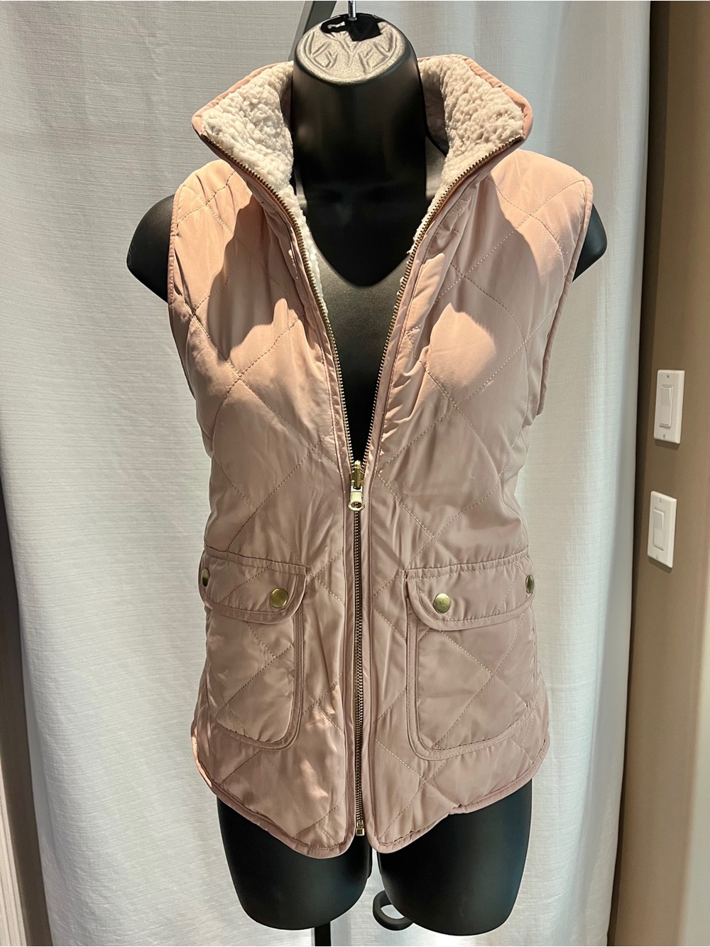 Love Tree Reversible Quilted Vest
Blush Pink/Sherpa/ Rose Gold zipper - Picture 12 of 12